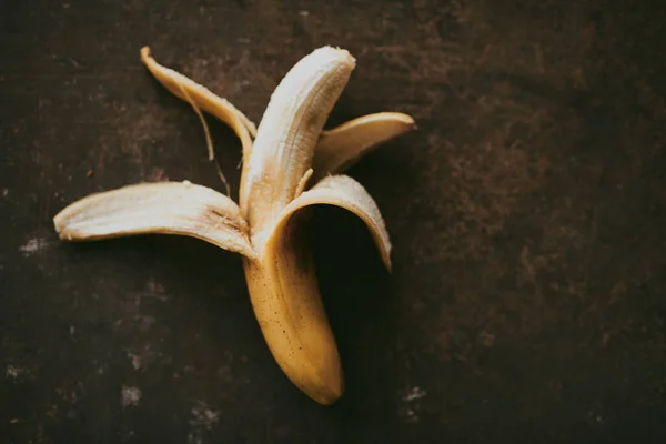 Primer Plano Plátanos Pelados Sobre Fondo Oscuro — Foto de Stock