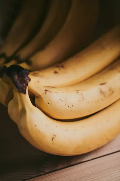 테이블 배경에 바나나의 무리의 클로즈업 — 스톡 사진