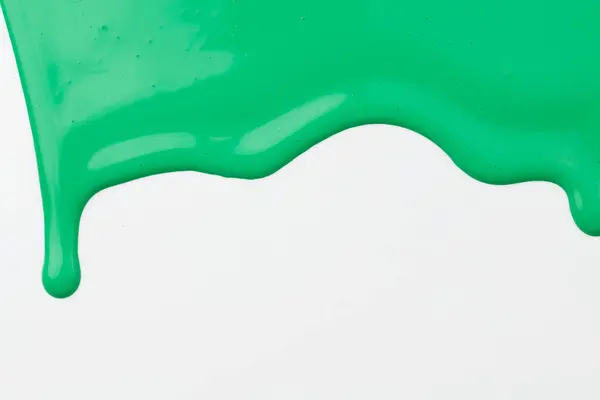 丙烯酸颜料斑斑 乱刷乱画 白纸背景上流淌斑斑 具有创意的绿色背景 流畅的色彩 — 图库照片