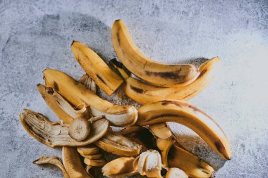 Gri desenli arka planda muzların yakın plan görüntüsü