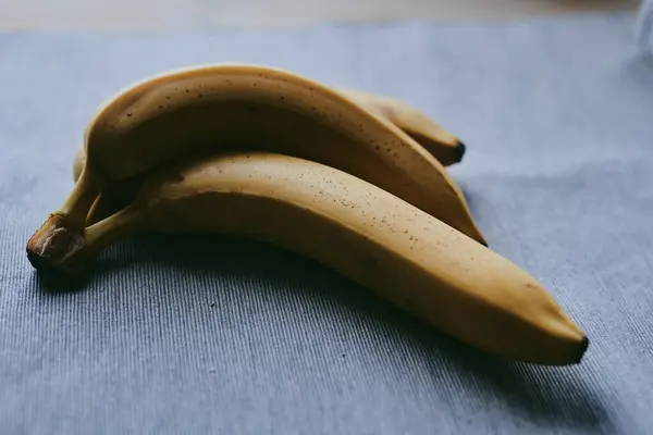 Close Monte Bananas Fundo Tecido Escuro — Fotografia de Stock