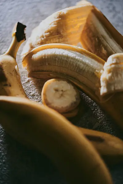 배경에 바나나의 클로즈업 — 스톡 사진