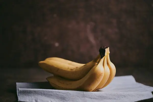어두운 배경에 바나나의 무리의 클로즈업 — 스톡 사진