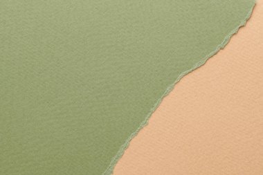 Yırtık kenarlı kağıt parçalarından sanat kolajı. Yapışkan notlar, yeşil bej renkler, defter sayfaları. Soyut arka gruplandırma