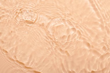 Su bej yüzeyi soyut arkaplan. Kabarcıklı kozmetik su nemlendiricisinin dalgaları ve dalgaları