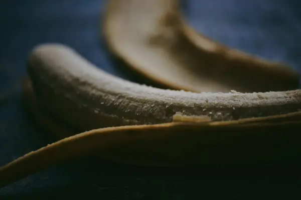 파란색 배경에 바나나의 클로즈업 — 스톡 사진