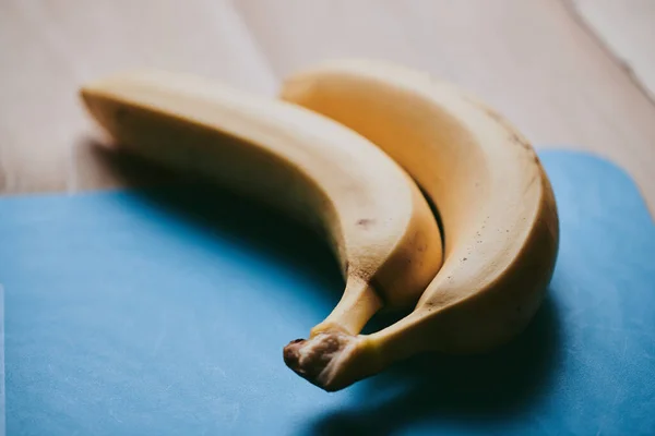 Primer Plano Ramo Plátanos Sobre Fondo Mesa Cocina Madera — Foto de Stock