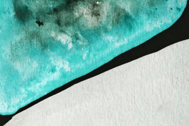 Yeşil beyaz suluboya soyut bir arkaplan. Siyah kağıda lekeli mürekkep, duvar kağıdı baskısı. Yaratıcı arkaplan, kartta yazdırma şablonu, akışkan sanat