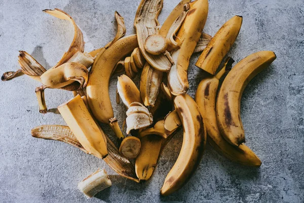 Close Bananas Fundo Texturizado Cinza — Fotografia de Stock