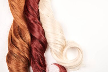 Doğal görünümlü parlak saçlar, bir sürü farklı renk bukleleri, beyaz arka planda izole edilmiş, kopyalama alanı olan.