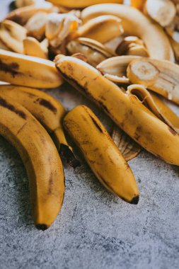 Gri desenli arka planda muzların yakın plan görüntüsü