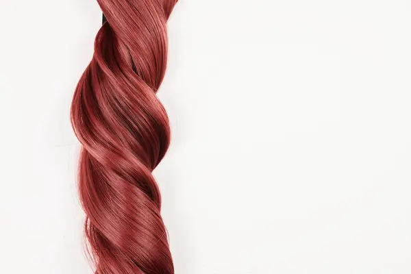 自然に見える光沢のある髪 コピースペースで白い背景に隔離された赤いカールの束 — ストック写真