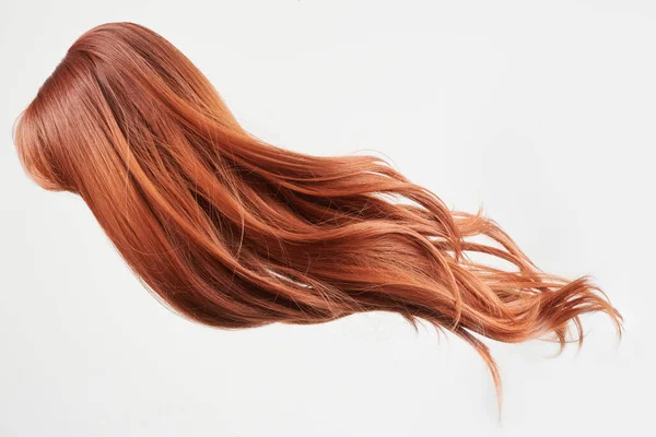 自然に見える光沢のある髪 コピースペースで白い背景に隔離された赤いカール — ストック写真