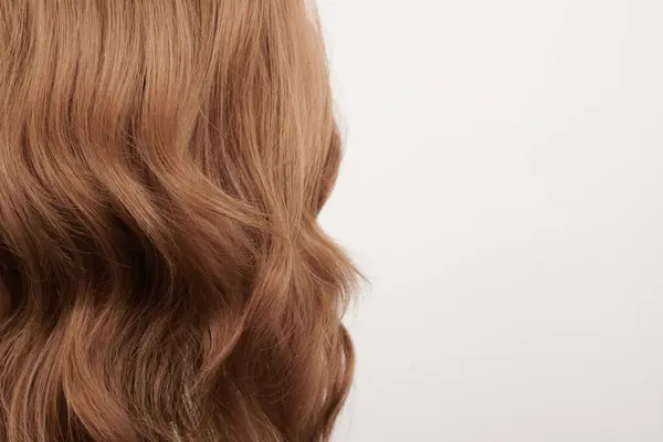 Cheveux Naturels Brillants Boucles Brunes Isolées Sur Fond Blanc Avec — Photo