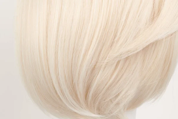 自然に見える光沢のある髪 コピースペースで白い背景に隔離されたフェアブロンドカール — ストック写真