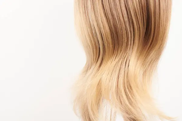 Natürlich Aussehendes Glänzendes Haar Blonde Locken Auf Weißem Hintergrund Mit — Stockfoto