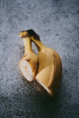 Gri desenli arka planda muzların yakın plan görüntüsü