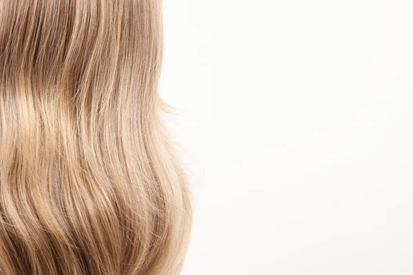 Естественный Глядя Блестящие Волосы Светлые Светлые Кудри Изолированы Белом Фоне — стоковое фото