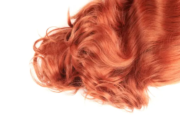 自然に見える光沢のある髪 コピースペースで白い背景に隔離された赤いカール — ストック写真