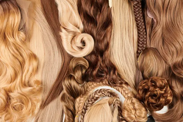 Přirozeně Vypadající Lesklé Vlasy Spousta Různých Barev Kadeře Paruky Izolované — Stock fotografie