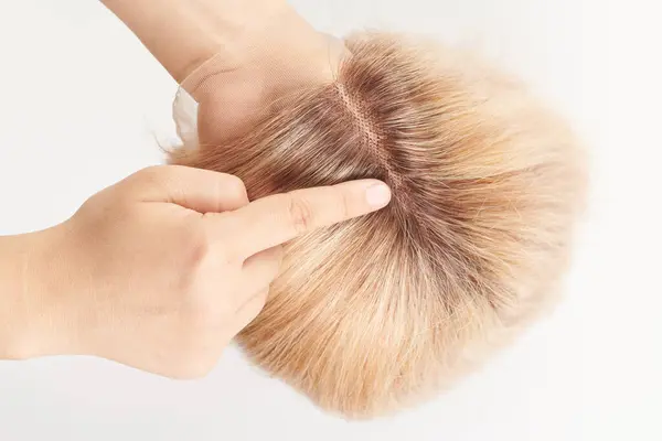 Природний Вигляд Блондинка Перука Крупним Планом Деталі Природне Волосся Система — стокове фото
