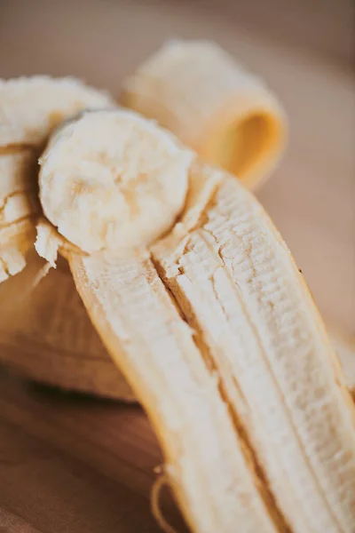Primer Plano Plátano Pelado Rodajas Sobre Fondo Mesa Madera — Foto de Stock