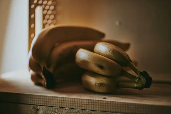 Primer Plano Ramo Plátanos Una Canasta Sobre Fondo Mesa — Foto de Stock