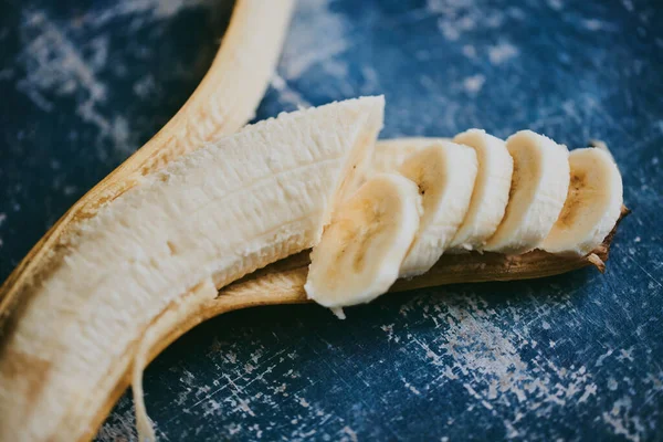 Nahaufnahme Von Bananen Auf Blau Strukturiertem Hintergrund — Stockfoto
