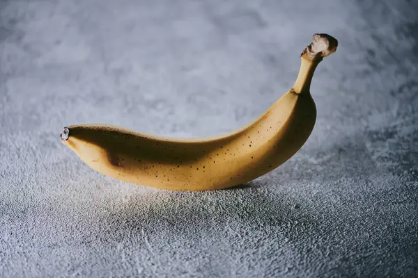 Primer Plano Plátanos Sobre Fondo Texturizado Gris — Foto de Stock