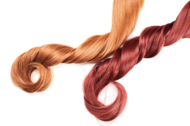 Doğal görünümlü parlak saçlar, bir sürü farklı renk bukleleri, beyaz arka planda izole edilmiş, kopyalama alanı olan.