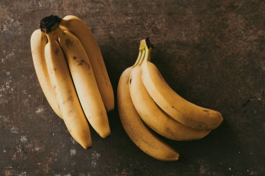 Kahverengi desenli arka planda bir grup muzun yakın çekimi