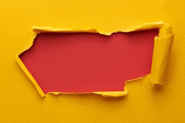 Yırtık kenarlı yırtık kağıt çerçevesi. Kopya alanı sarı kırmızı renkler, not defteri sayfaları içeren metin penceresi. Soyut arka gruplandırma