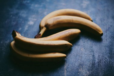 Muzların mavi desenli arka planda yakın plan görüntüsü