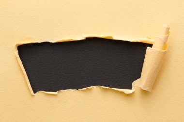 Yırtık kenarlı yırtık kağıt çerçevesi. Metni kopyalamak için pencere, siyah bej renkler, not defteri sayfalarının parçaları. Soyut arka gruplandırma