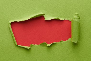 Yırtık kenarlı yırtık kağıt çerçevesi. Kopya alanı kırmızı yeşil renkler, not defteri sayfalarının parçalarını içeren metin penceresi. Soyut arka gruplandırma