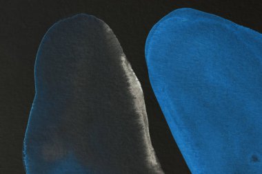 Siyah ve mavi soyut arka plan. Renkli mürekkep lekeleri, lekeler, duvar kağıdı baskısı. Yaratıcı arkaplan, kaotik boya fırça darbeleri, kart üzerine baskı kalıpları