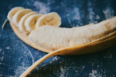 Muzların mavi desenli arka planda yakın plan görüntüsü