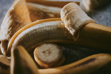 Gri desenli arka planda muzların yakın plan görüntüsü