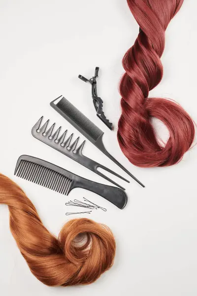 Friseurwerkzeuge Großaufnahme Isoliert Auf Weißem Hintergrund Haarlocken Und Kämme Clips — Stockfoto
