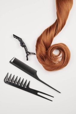 Kuaför aletleri beyaz arkaplanda izole edilmiş. Saç bukleleri, taraklar, tokalar, tokalar, kuaför salonu konsepti