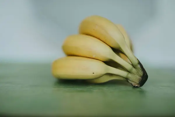 Primer Plano Los Plátanos Sobre Fondo Verde — Foto de Stock