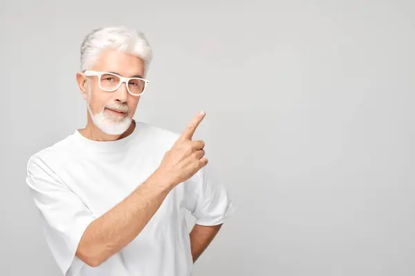 Beyaz Tişörtlü Gri Saçlı Olgun Bir Adam Yaşında Beyaz Tişörtlü — Stok fotoğraf