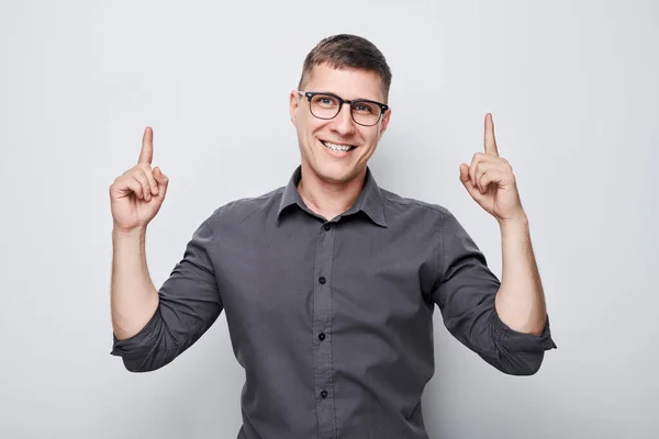 Hezký Muž Brýlích Ukazuje Prstem Nahoru Demonstrující Prázdné Místo Pro — Stock fotografie