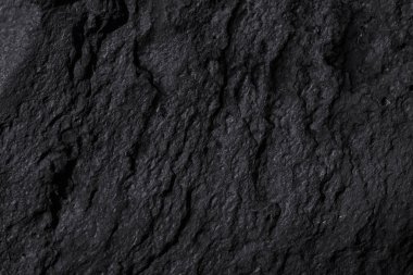 Siyah taş dokusu, koyu soyut arkaplan. Doğal mineral kaya detayları kapat, tasarım için kopya alanı olan boş arkaplan