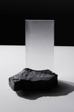 Düz taş kaide ve dikdörtgen cam, siyah beyaz şablon, afiş arkaplan. Minimalizm konsepti, boş podyum ürünü, sunum sahnesi