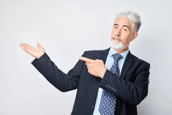 Šedovlasý Zralý Muž Věku Let Obleku Drží Něco Ruce Demonstrující — Stock fotografie