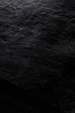 Siyah taş dokusu, koyu soyut arkaplan. Doğal mineral kaya detayları kapat, tasarım için kopya alanı olan boş arkaplan