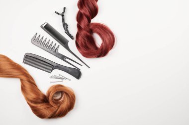 Kuaför aletleri beyaz arkaplanda izole edilmiş. Saç bukleleri, taraklar, tokalar, tokalar, kuaför salonu konsepti