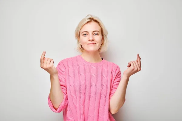 Jonge Blonde Vrouw Roze Trui Met Iets Hand Waaruit Blijkt — Stockfoto