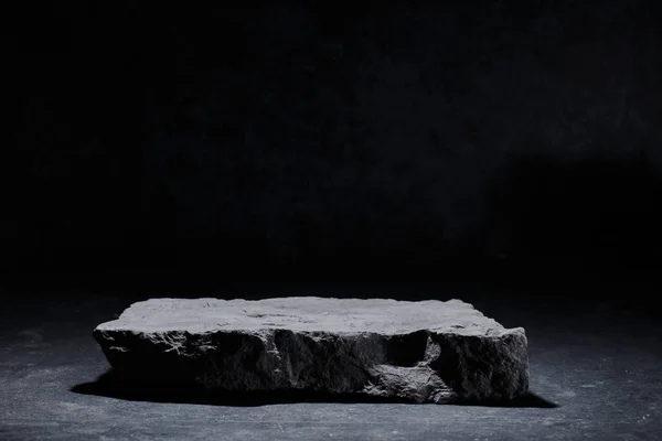 平らな石の台座 黒および白いテンプレート バナーの背景 ミニマリズムコンセプト 空の表彰台ディスプレイ製品 プレゼンテーションシナリオ — ストック写真